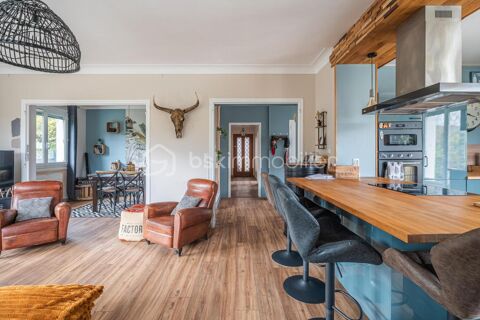   T3 de 100 m2 esprit maison avec terrasse, piscine, deux annexes et un garage Appartement - 3 pi�ce(s) - 100 m�