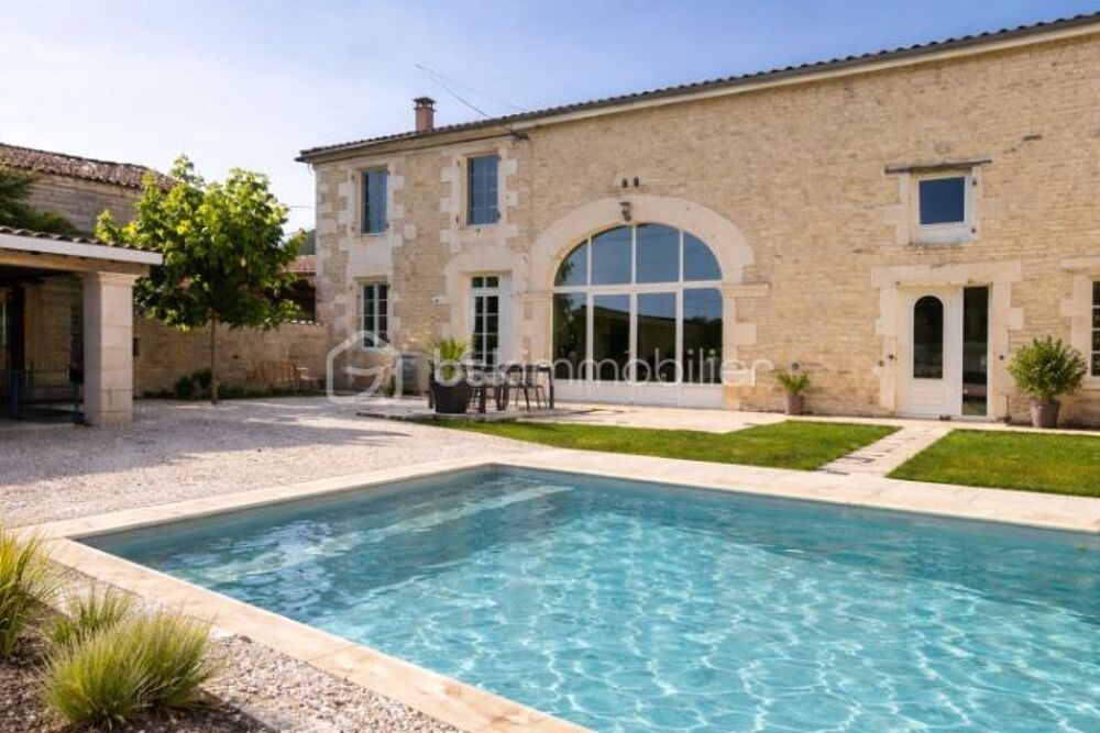 ? Charentaise de charme avec piscine et prestations haut de gamme  217 m² ?