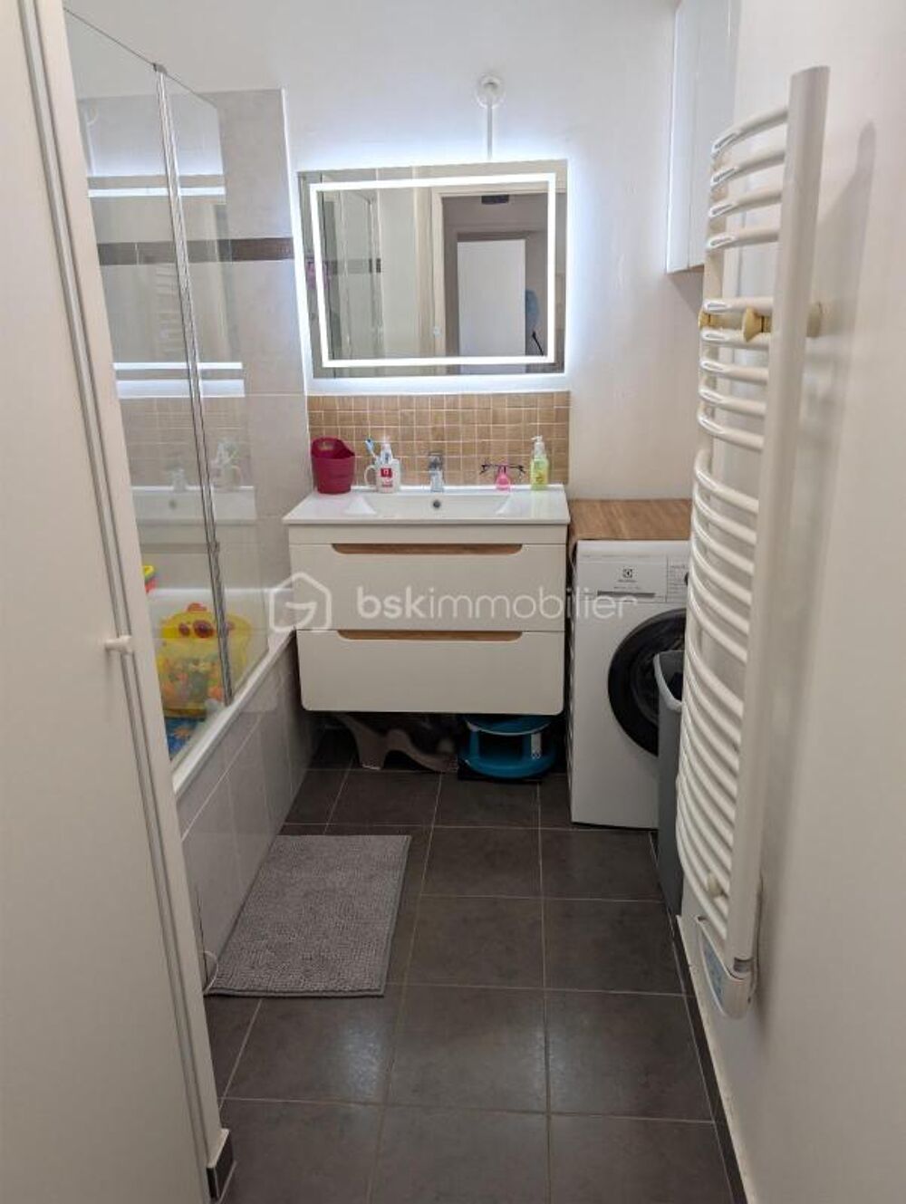 Location Appartement A LOUER- SUPERBE 3 PIÈCES MEUBLÉ AVEC TERRASSE ET PARKING Deuil la barre