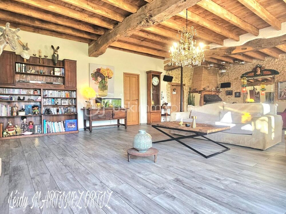 Maison en pierre, rénovée ,220m², 3 chambres , studio indépendant, dépendances , terrain 5500m²environ