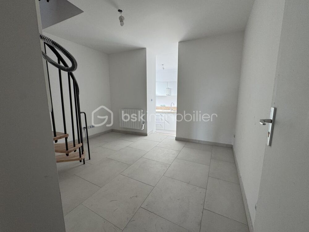 Location Duplex/Triplex A BESSE SUR ISSOLE ( 83890), BEAU DUPLEX DE 23,60 M2 A LOUER Besse sur issole