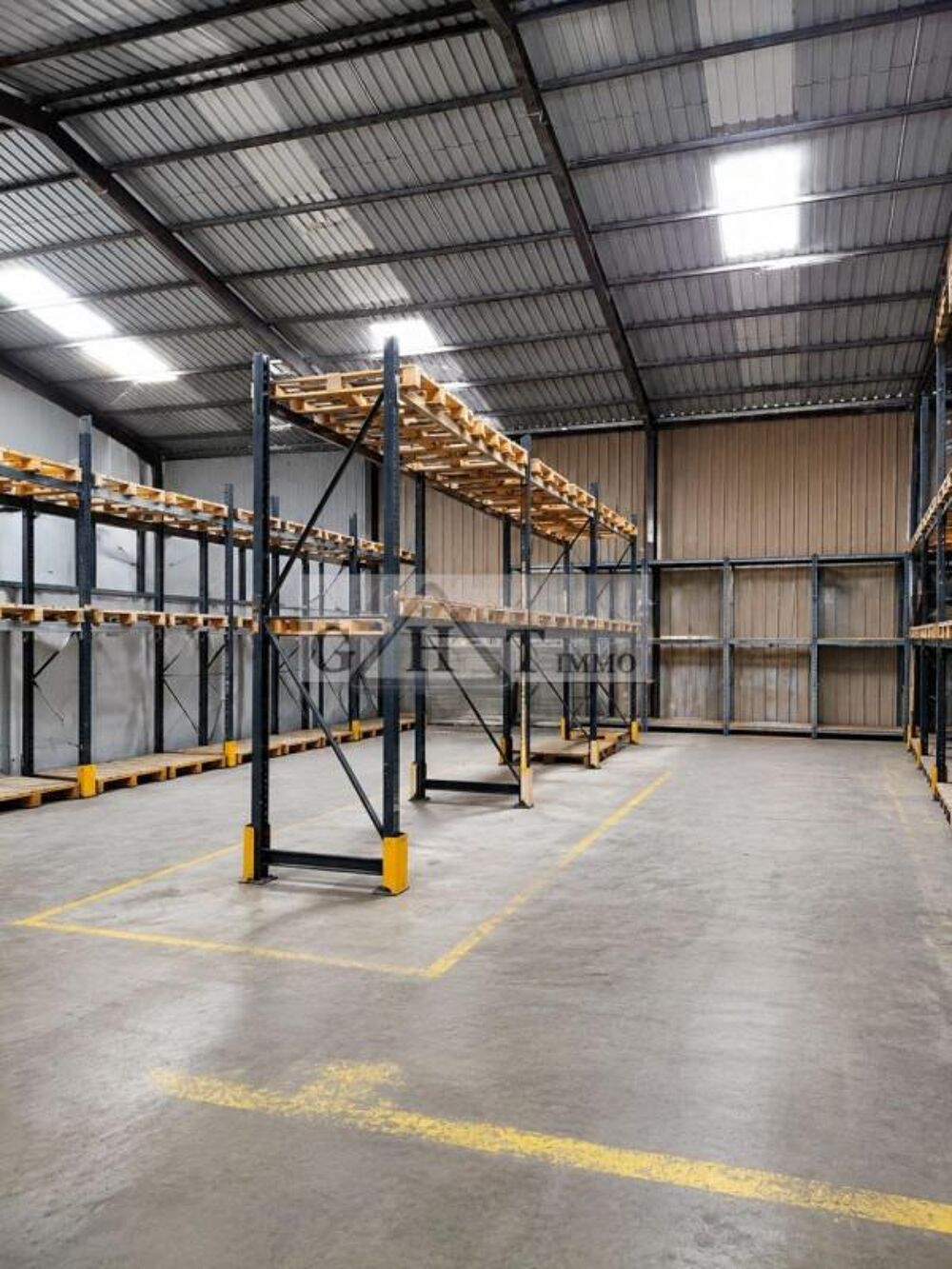   ENTREPOT 426 M² A LOUER A GUIGNES 