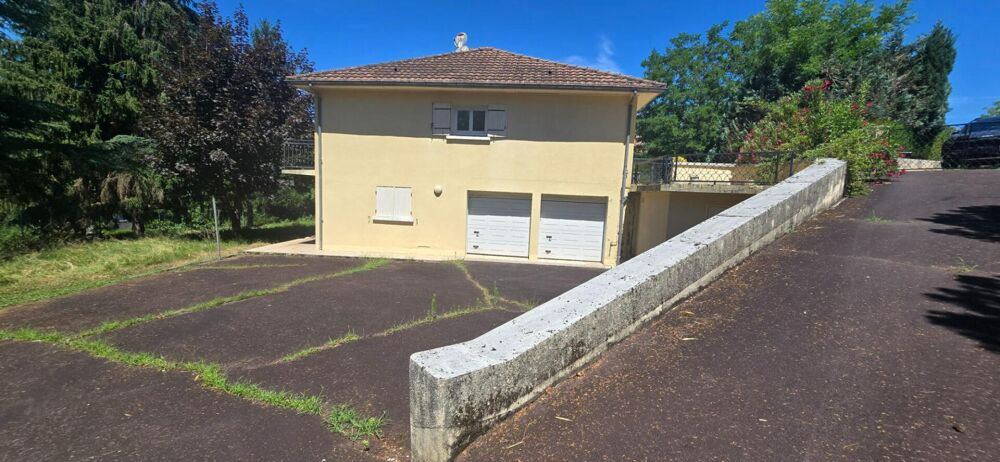 Maison type 6, sur sous-sol semi enterré, double garage, sur un terrain de 965 m²