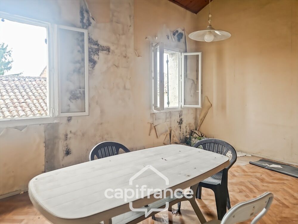 Maison en pierre à rénover avec cour et garage au coeur de Puymirol