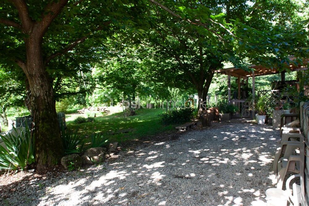 Maison de plain-pied avec terrain plat et arboré de 5 587 m²