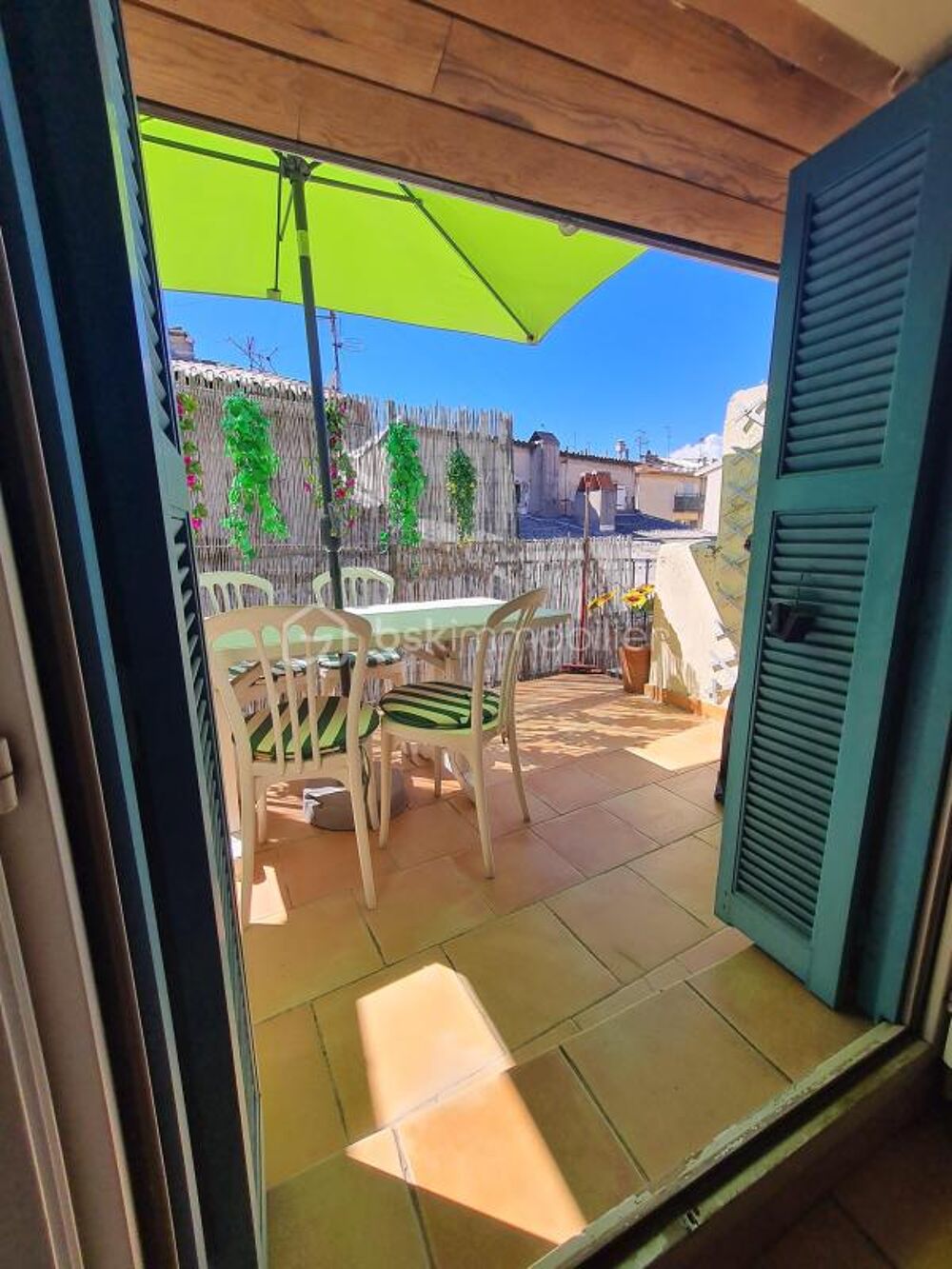 Dernier étage avec terrasse au coeur du Vieux-Nice  Fort potentiel