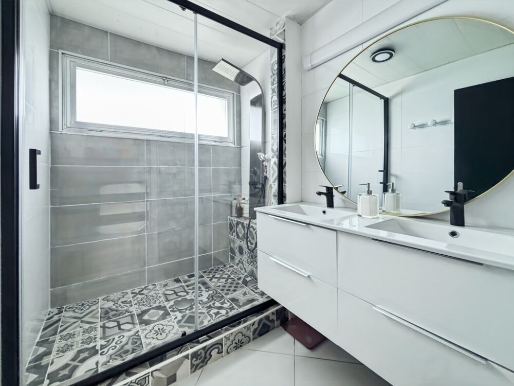 Vente Duplex/Triplex Maison de ville de 106,9 M² avec bel espace de vie, 3 chambres, terrasse et véranda au cœur de Granville ! Granville