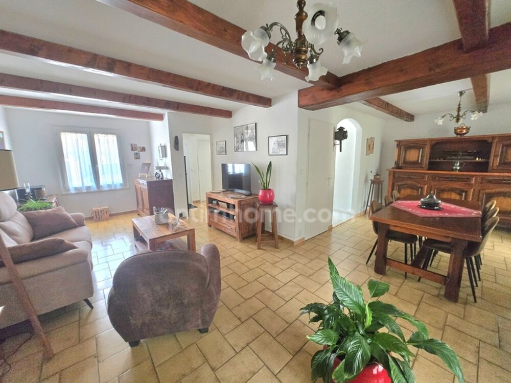 Vente Maison À seulement 50 mètres de la mer ! Une villa lumineuse avec jardin piscinable dans un environnement exceptionnel. Maison à vendre Port de bouc