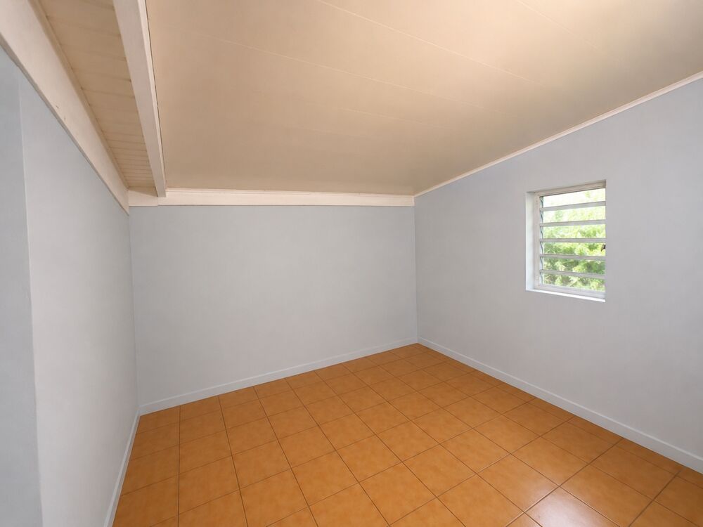 Case T3 à rénover ou terrain à bâtir de 280 m² avec vue mer  Terre Sainte, à 200 m de la plage