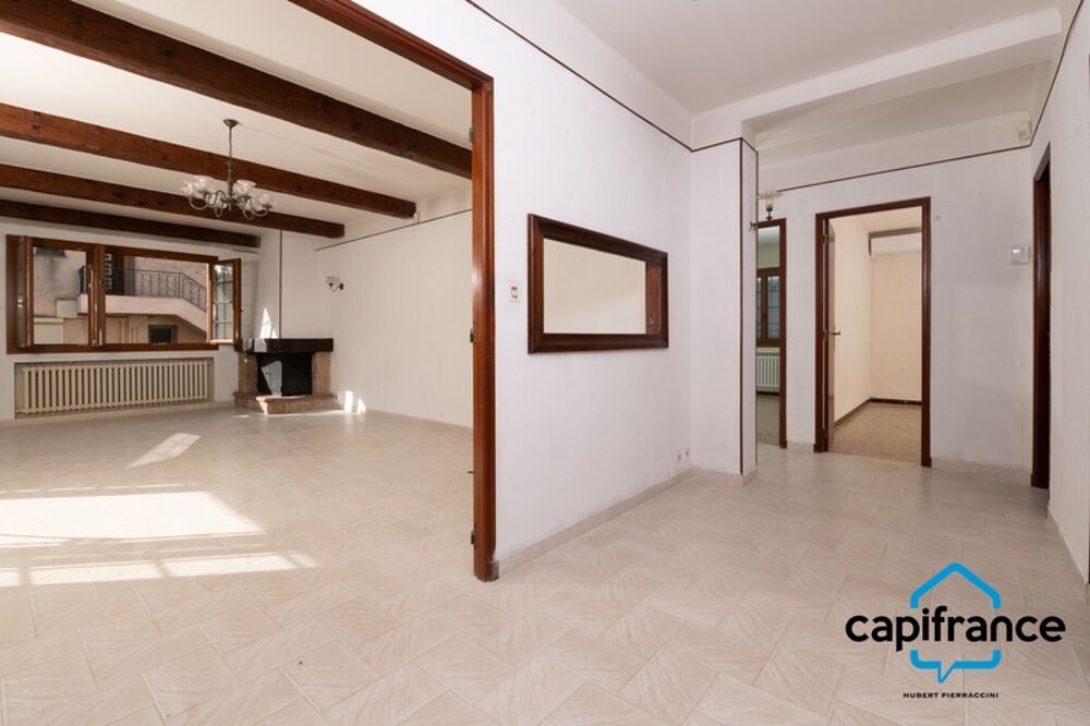 Sanary Port à pied/ Appartement en RDC de 114 m2, S/Sol de 187 m2 et terrain 318 m2 /garage. 10mn du port