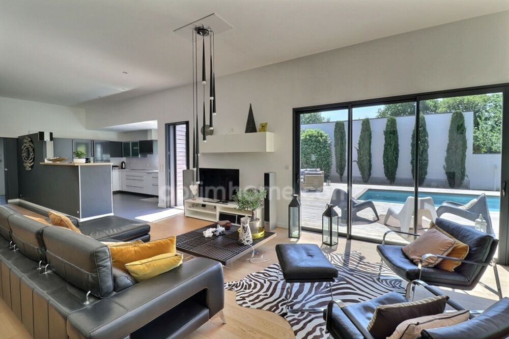 ORVAULT "LA FORÊT"  Prestigieuse villa d'architecte de plain-pied (197 m²) avec piscine dans un écrin de verdure