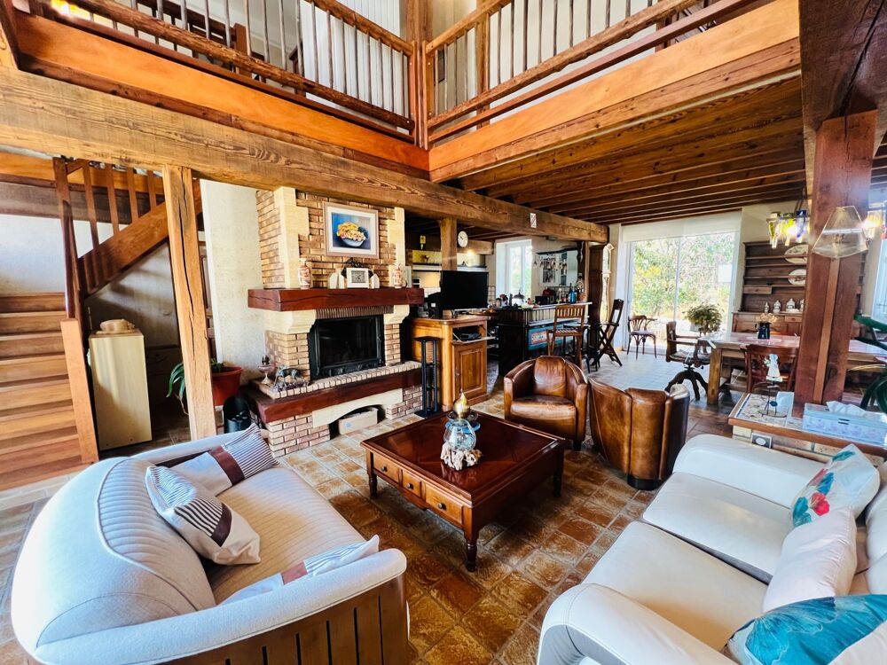 Maison de caractère rénovée  182 m²  Studio indépendant 31m²  Garage de 117 m²  Terrain clos de 2 235 m²
