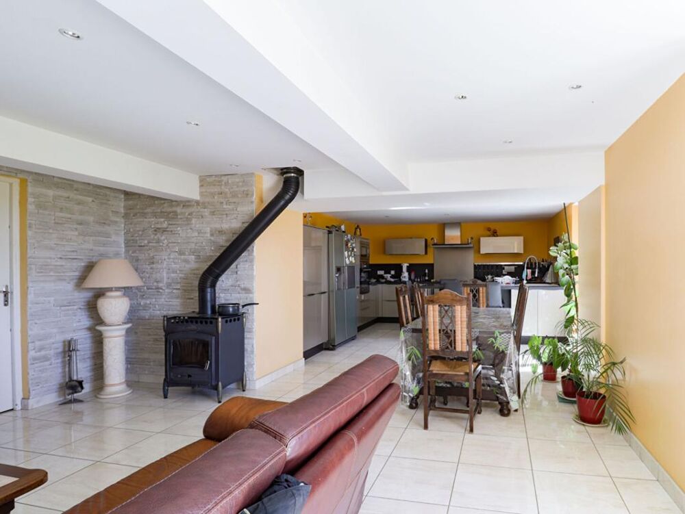 Propriété au calme, proche Puylaurens, avec grands volumes et potentiel