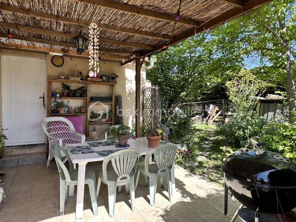 Maison de charme avec piscine hors à vendre - Tranquillité et confort assurés !