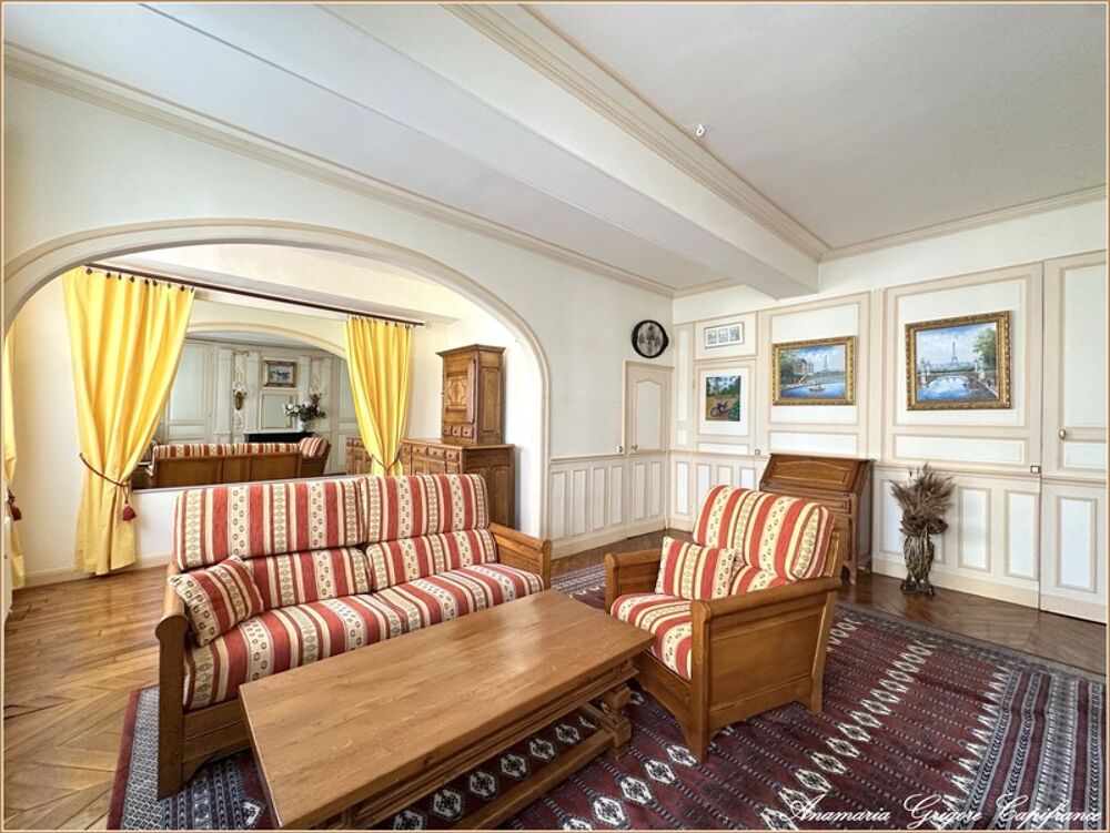 Exceptionnelle maison de ville à Courville : 250m², 6 chambres & piscine Intérieure  À 15 min de Chartres
