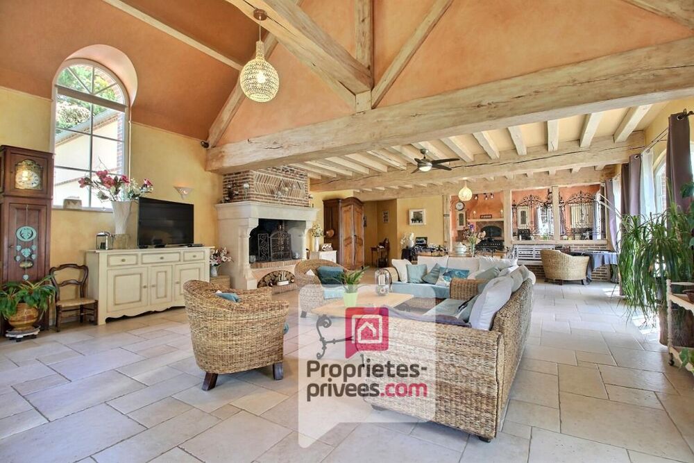 A VENDRE VASTE PROPRIETE Composée de DEUX HABITATIONS et UN STUDIO, ETANG bordée par rivière sur plus de 4,5 Hectares