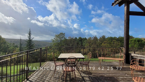   EXCLUSIVITE: RAVISSANTE MAISON! Secteur Montignac -Lascaux. BELLE VUE.  4 chambres. PISCINE. Jardin: 5697 m2 Maison - 7 pi�ce(s) - 215 m�