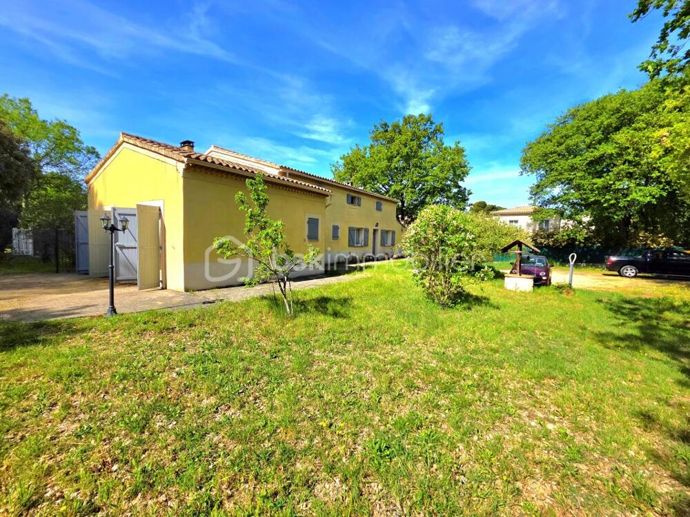 UCHAUX / 230 m² / 4 CHAMBRES / PISCINE A DEBORDEMENT / TERRAIN 5 279 m² / GARAGE