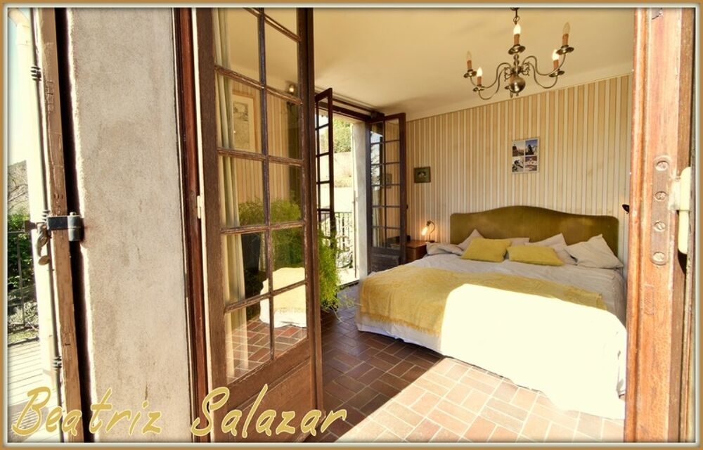 A Digne-les-Bains, grande maison familiale de 215 m², 9 pièces, double garage, abri camping-car, cave, dépendances sur un terrai