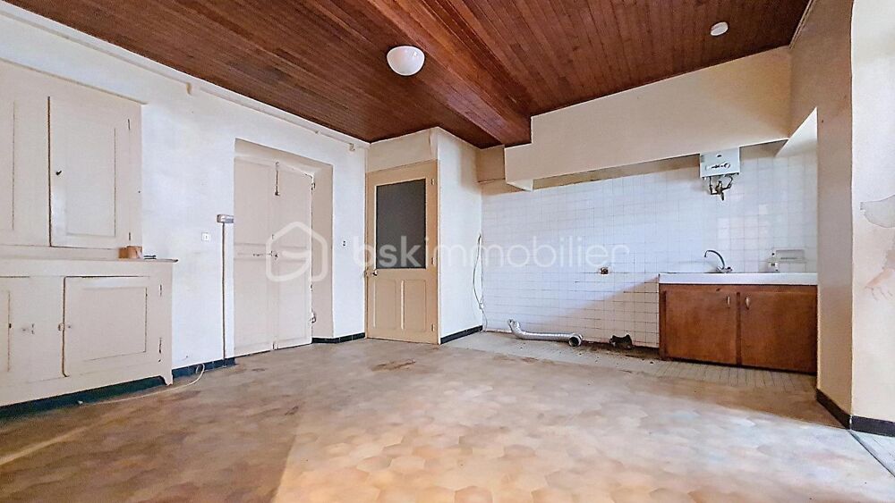 Maison de village  6 chambres  patio  caves  grenier aménageable 50 m²