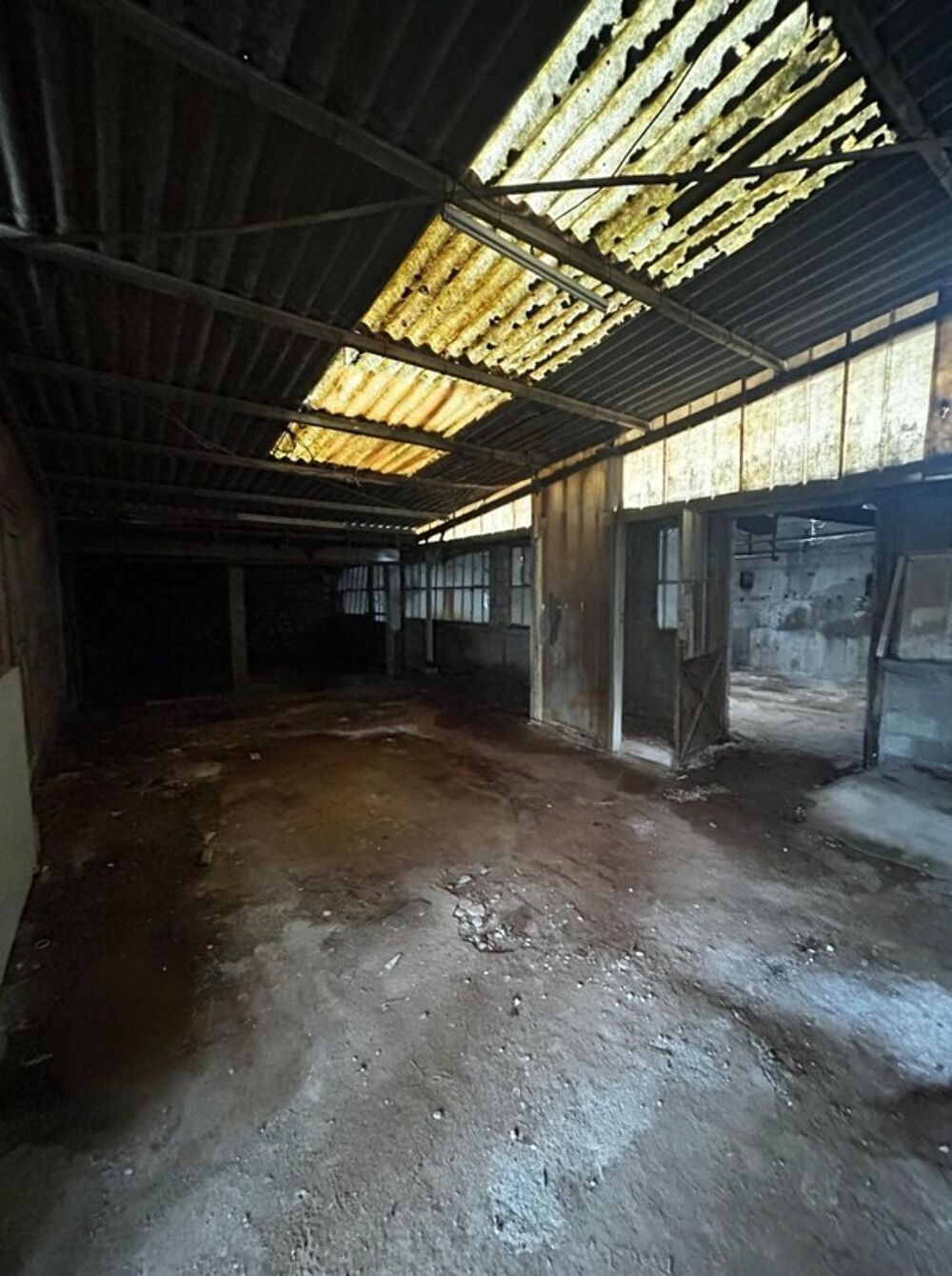 Hangar de 200m² - Fort potentiel d'aménagement - L'ISLE D'ESPAGNAC (16)