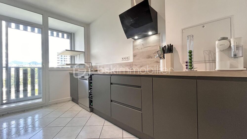 Vente Appartement COUP DE CŒUR ASSURÉ POUR CE SPACIEUX T4 RÉNOVÉ EN T3 AVEC LOGGIA ET PARKING PRIVATIF Le pont de claix
