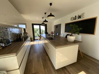  Villa  vendre 15 + pices 412 m