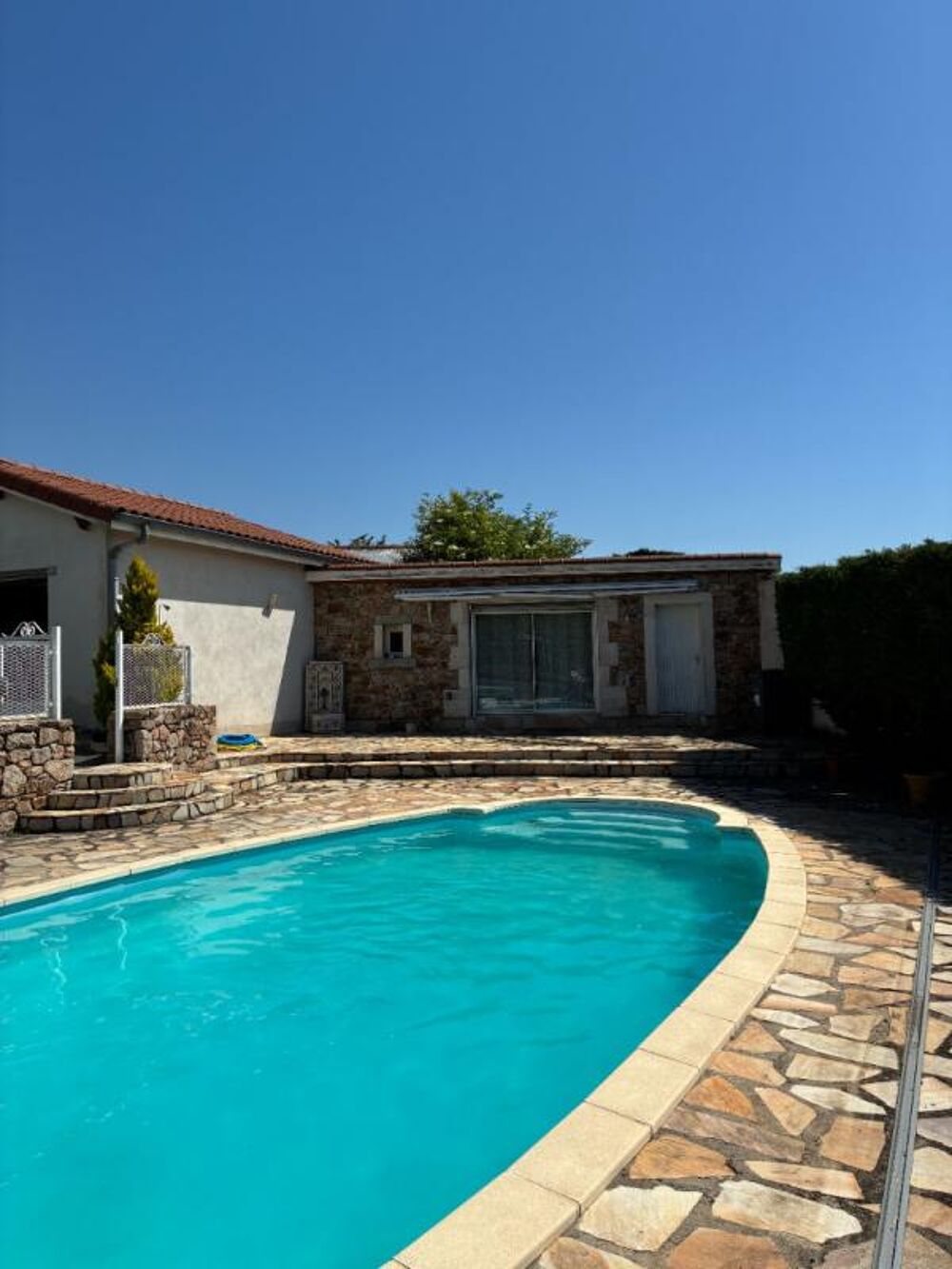Unieux 42240 maison individuelle des années 70 sur sous sol complet 131m² habitables 4 chambres 3 garages 1 piscine sur 1190m² d