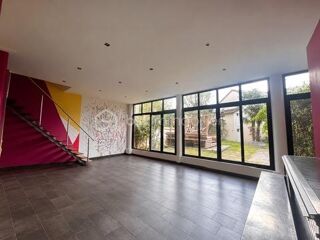 Vente Propriété/Château **CHAMPIGNY-SUR-MARNE – ENSEMBLE IMMOBILIER À FORT POTENTIEL – PLUSIEURS ESPACES, PISCINE ET POSSIBILITÉS D'AGRANDISSEMENT** Champigny sur marne