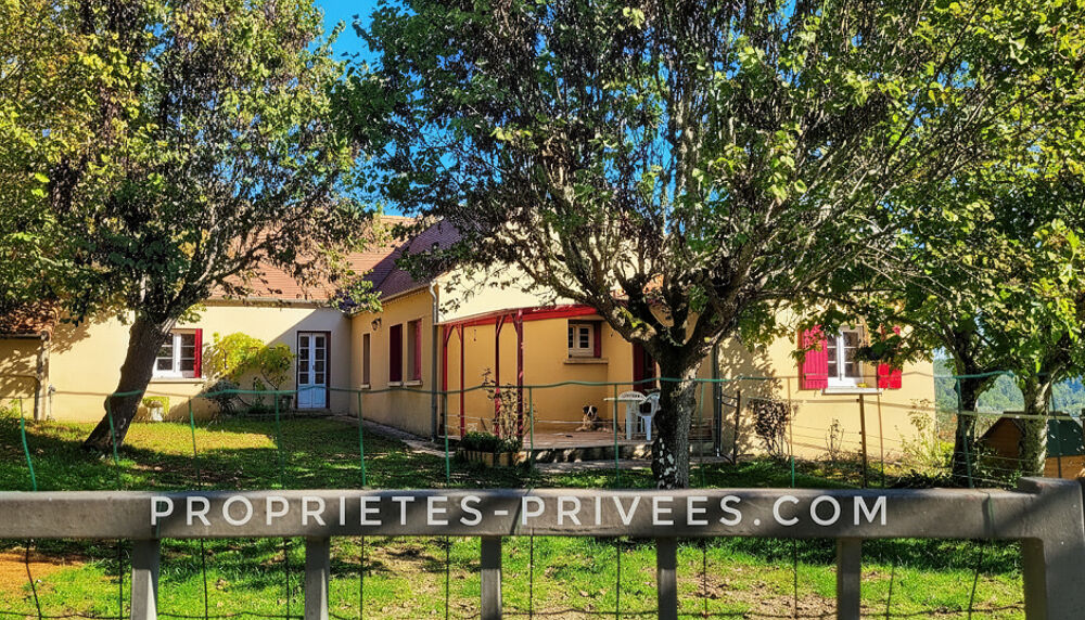 PLAZAC: BELLE VUE ET CALME! - Maison avec gîte attenant. 3/4 chambres. Dépendance. Terrain constructible , Prés et bois environ