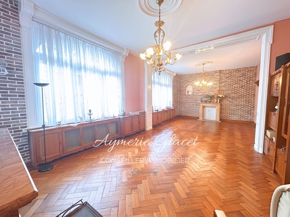 ? Noyelles-sur-Selle  Grande maison familiale de 234 m², dépendances et cour pavée. Une maison de caractère, désormais à 276 00