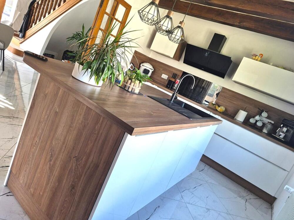 Belle Maison Individuelle ou Propriété Contemporaine avec sa Piscine de 141 m² Rénovée et à Façonner selon vos envies à plus de