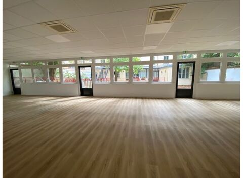 Au pied de la gare de Versailles, bureaux &agrave; louer en fond de cour avec jardin 3216 78000 Versailles