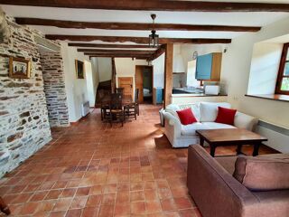 Vente Maison Sally HICKEY vous présente 2 maisons en pierre. 4 chambres, 3 salle de bains, 2 jardins et un grand parking.  Ne ratez pas ! Thehillac