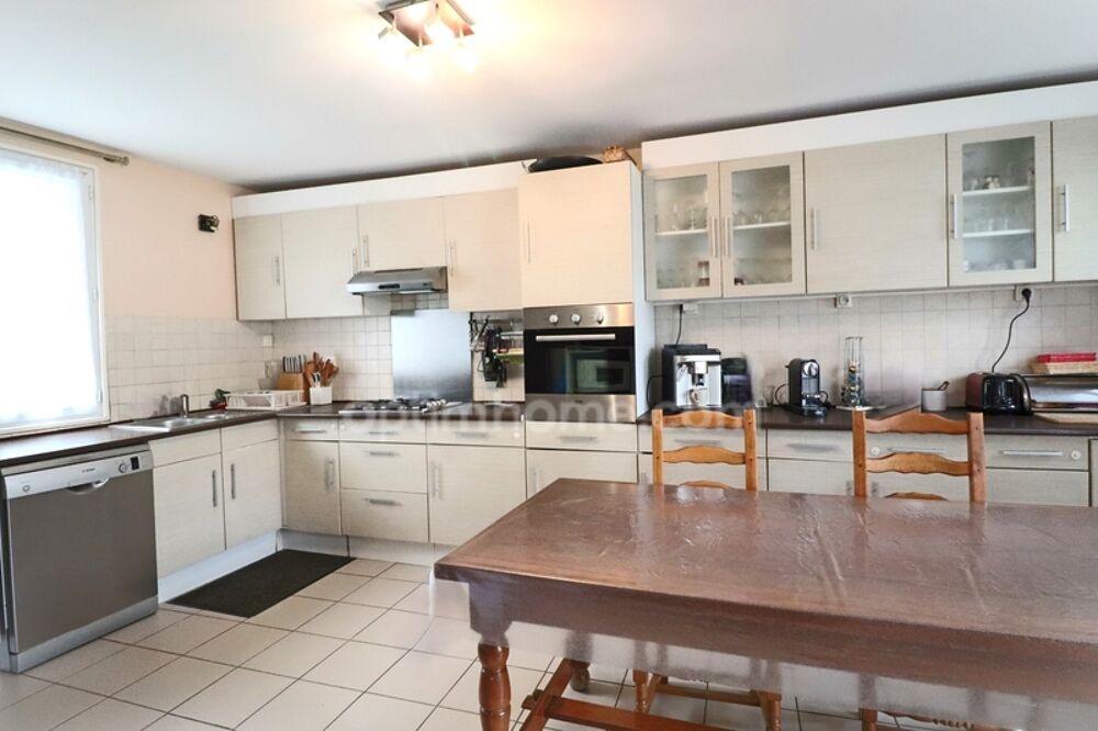 Maison 9 pièces avec jardin, garage et dépendance