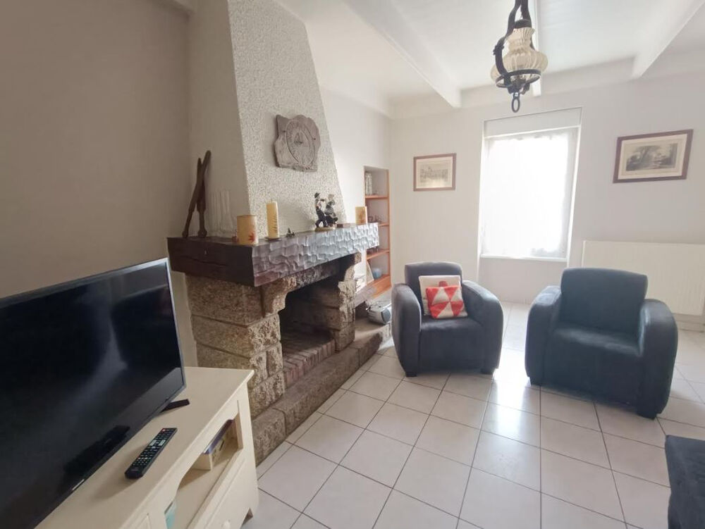 29520 Châteauneuf du Faou maison de bourg habitable de suite, jolie jardin clos sans vis à vis