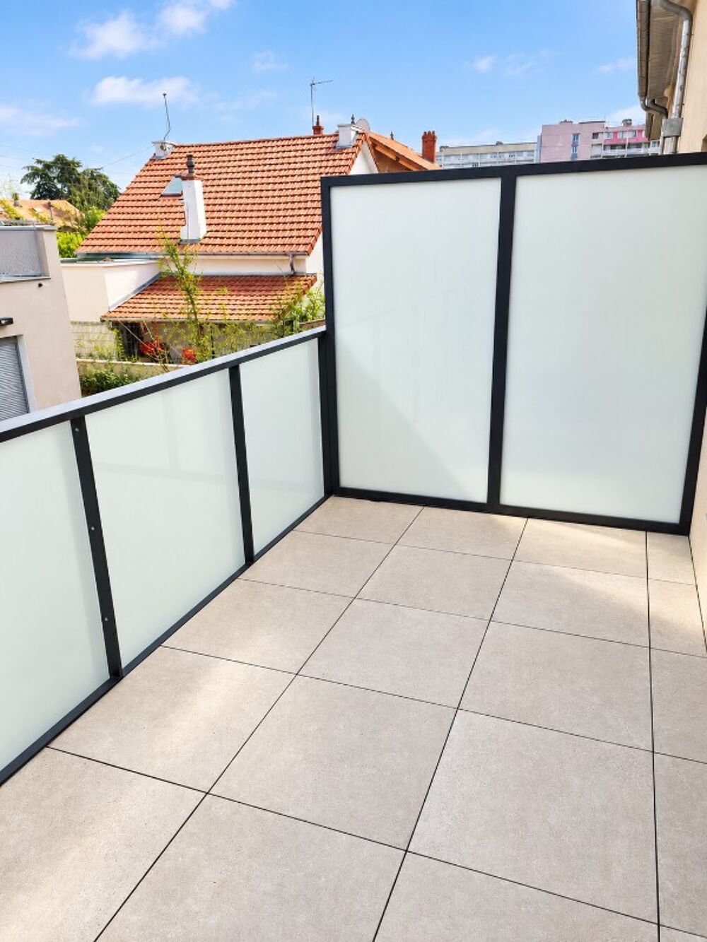 Location Appartement T3 balcon et parking à BRON Bron