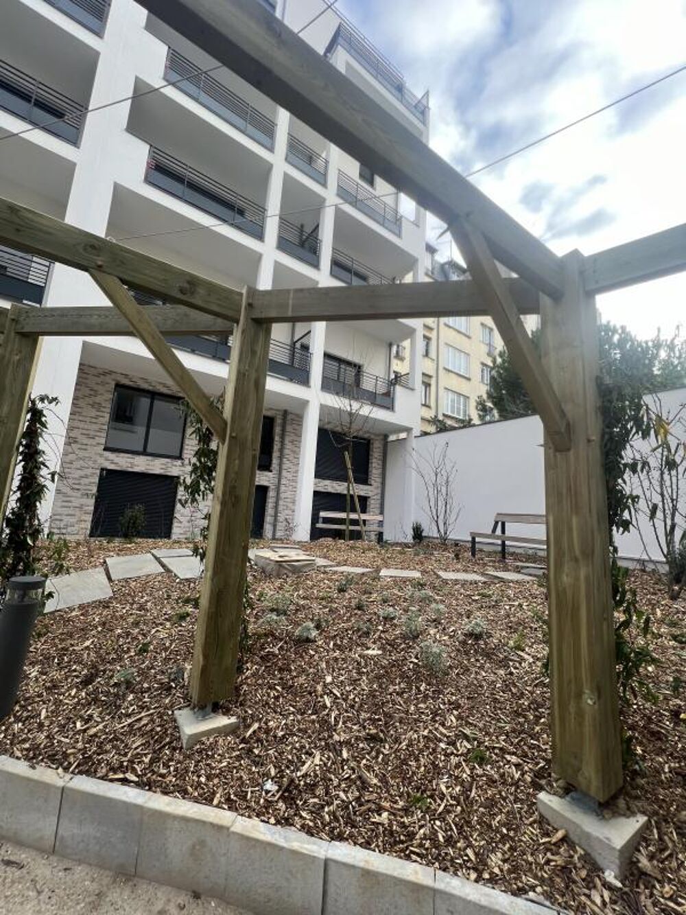 **RETOUR A LA VENTE - 3 PIECES Deja livré + Rez de JARDIN au CALME - Parking - Proche Ligne 12 Corentin Celton