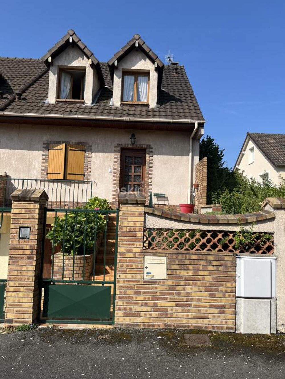 MAISON FAMILIALE DE 92 M2 SUR UN SOUS SOL TOTAL DE 53 M2, AVEC JARDIN - SECTEUR RECHERCHE