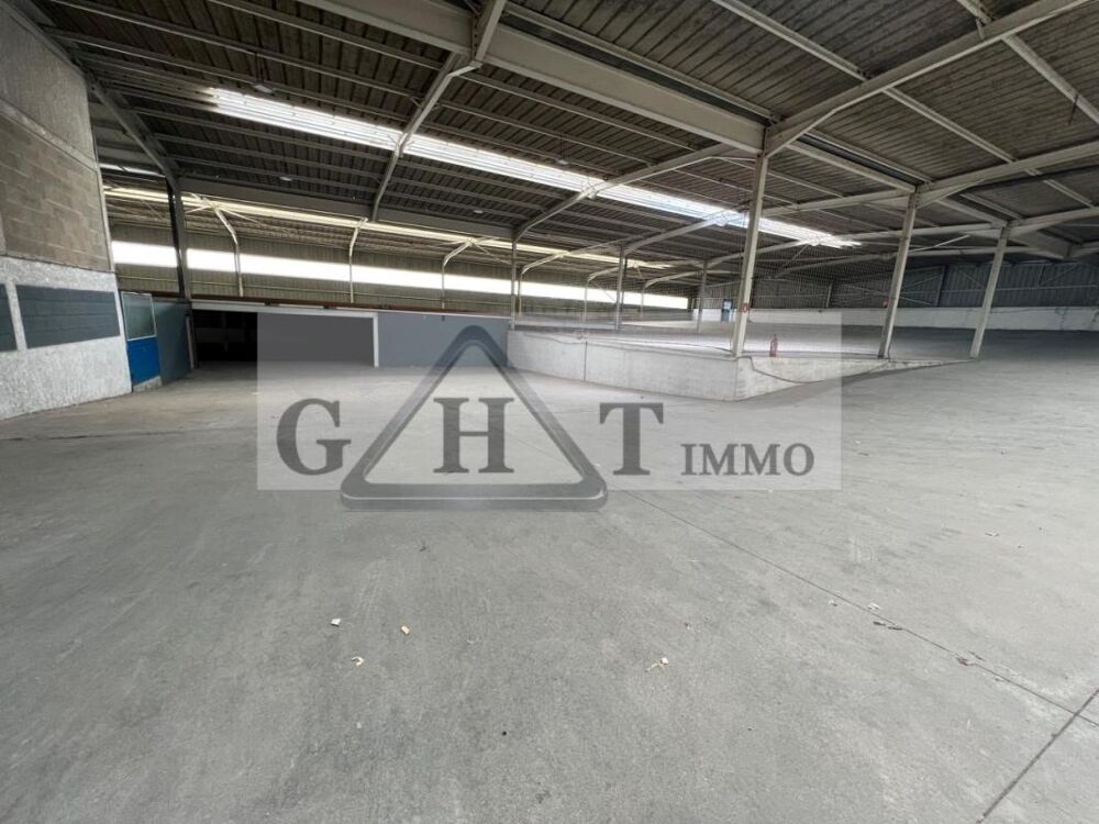   2200 M² ENTREPOT BUREAUX  A VENDRE La ville du bois