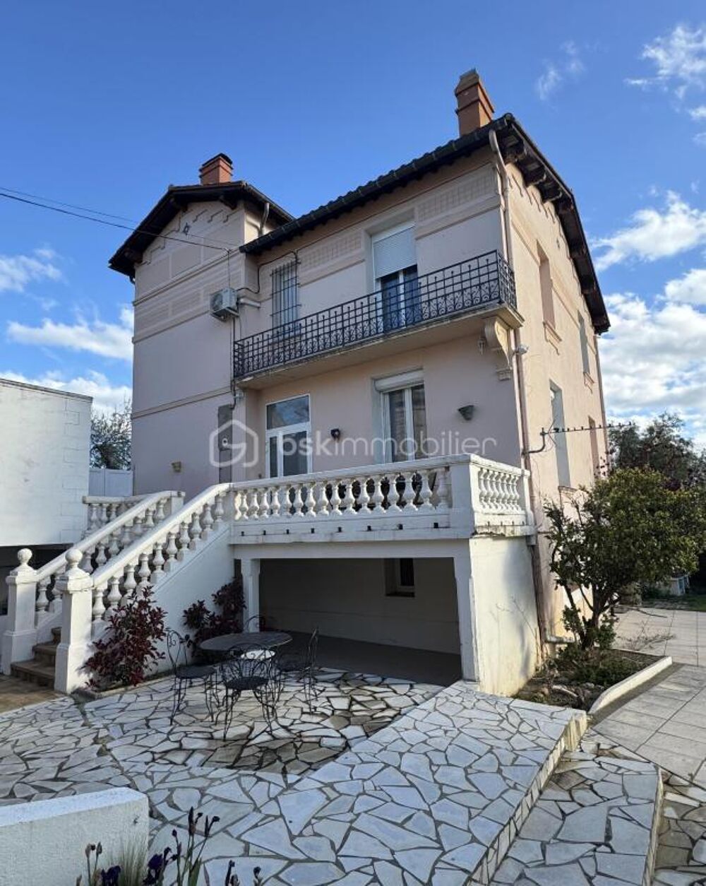 Maison de caractère de 139 m2 avec piscine et vue dégagée. Double potentiel familial ou locatif
