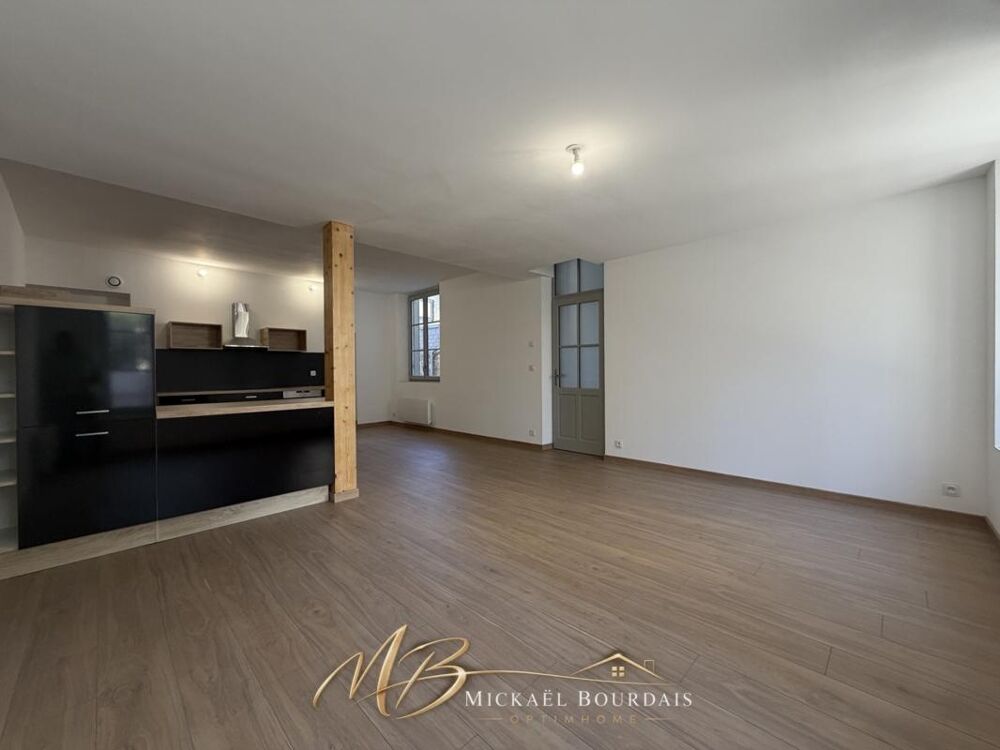 Appartement T4 entièrement rénové  3 chambres  double accès  Le Lude centre