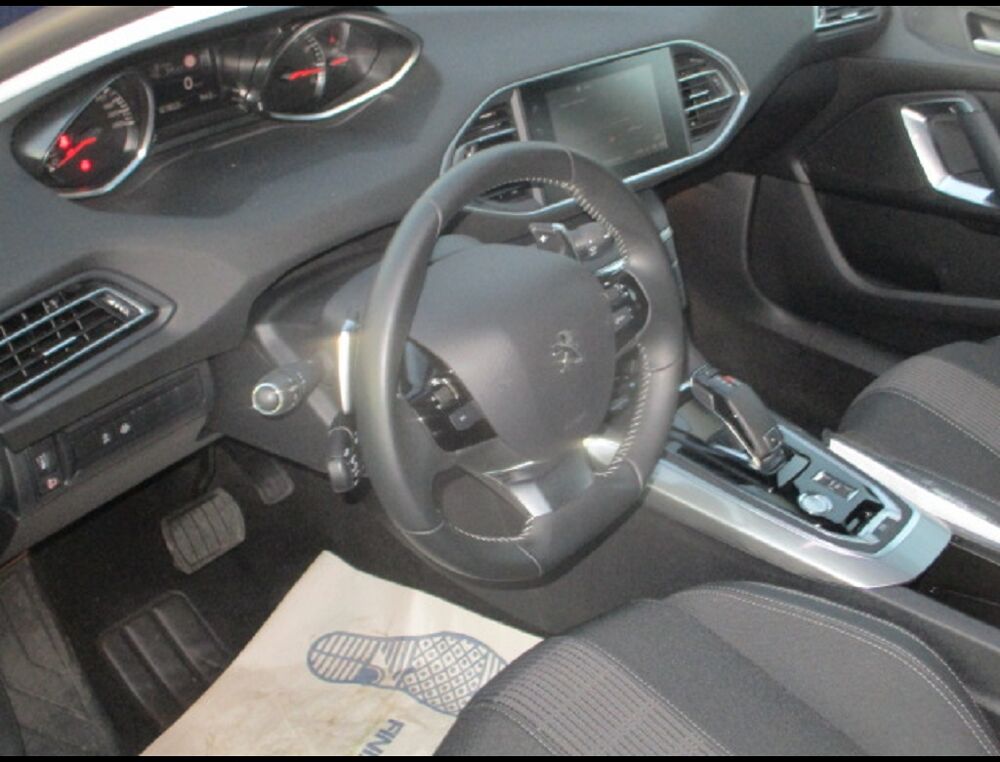 308 II PTECH 130 EAT8 ALLURE 2019 occasion 03100 Montlu&ccedil;on