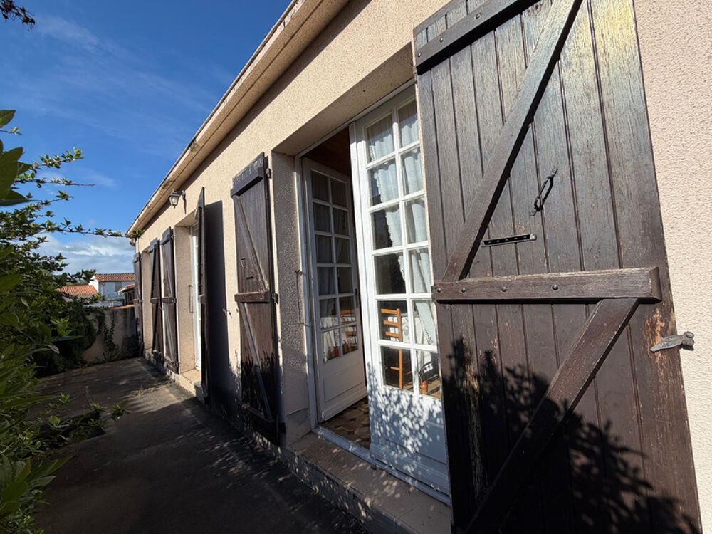 LES MAGNILS REIGNIERS (85) - BEUGNE L'ABBE - ENSEMBLE IMMOBILIER COMPOSE DE 2 MAISONS GARAGE SUR 452M²