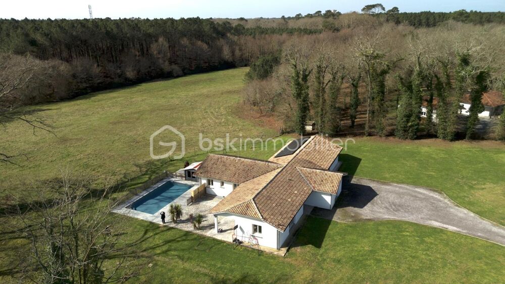 ***Maison familiale refaite à neuf avec deux espaces de vie distincts, piscine et grand terrain