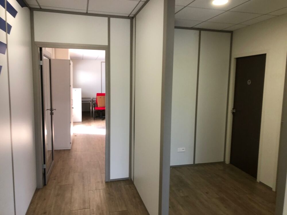   Dpt Rhône (69), à louer RILLIEUX LA PAPE Bureaux, magnifique plateau de 200m2 avec 7 bureaux et un patio, au 1er étage Rillieux la pape