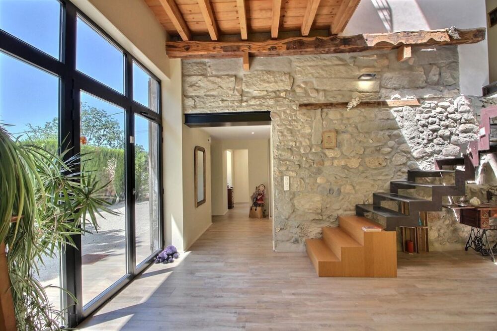 Maison indépendante de 218.63 m², terrain de 1928 m²
