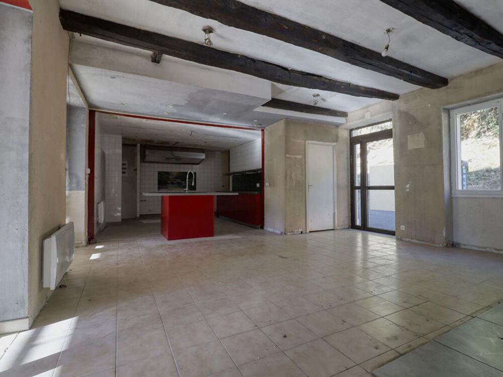 Maison 3 chambres avec grande terrasse et terrain de 2 300 m² bordé par une rivière