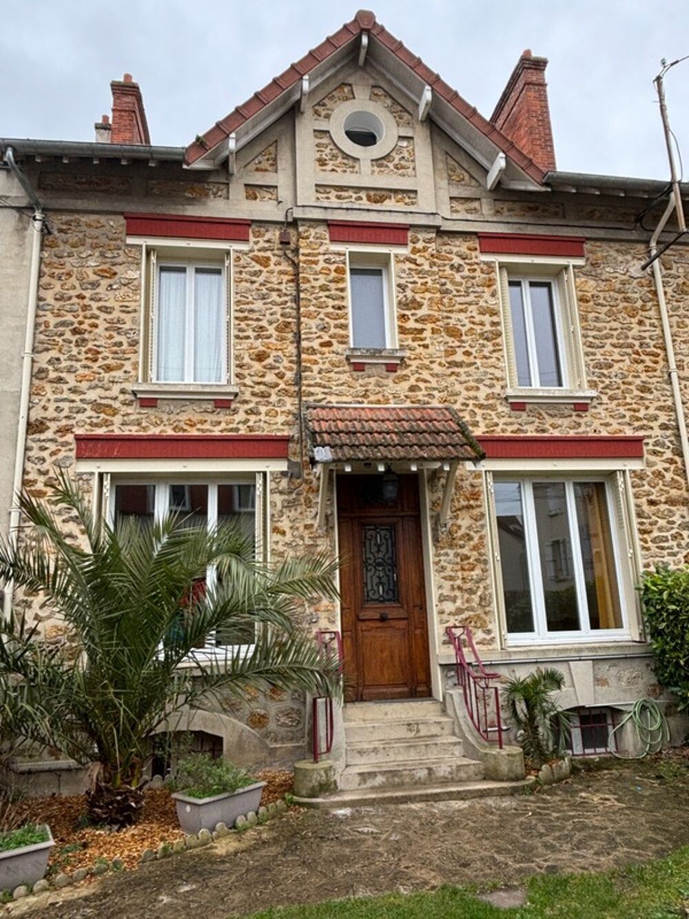 GRANDE MAISON EN PIERRES MEULIERES EN CENTRE VILLE DE LA FERTE SOUS JOUARRE