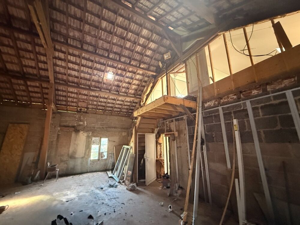 Ancienne grange à finir de restaurer 140m², 4 chambres, sur 1,2 hectares de terrain, 79 000 €